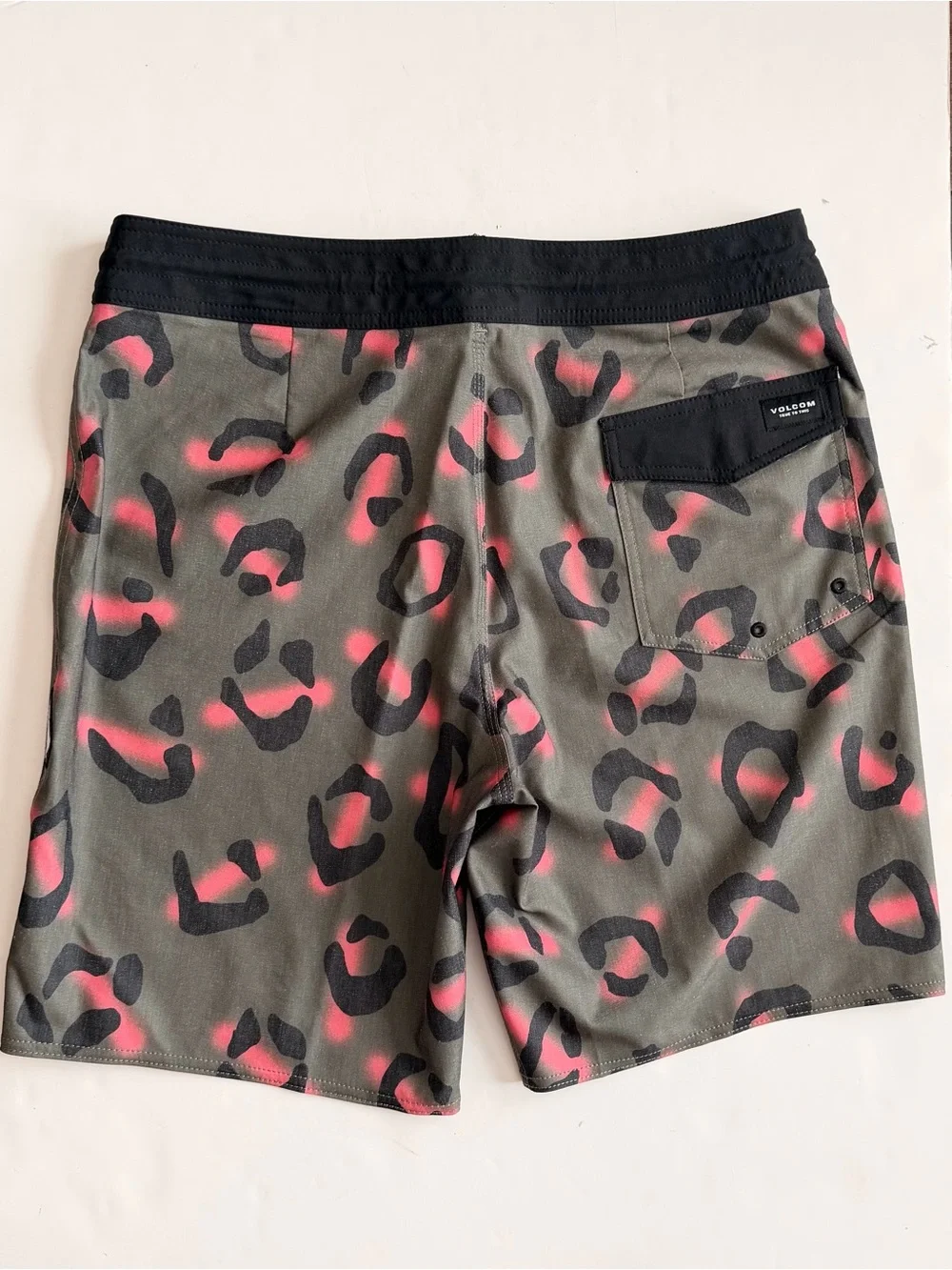 NWT VOLCOM MENS STONE PARTY ANIMALS BOARDSHORTS IN MILITARY Size 34